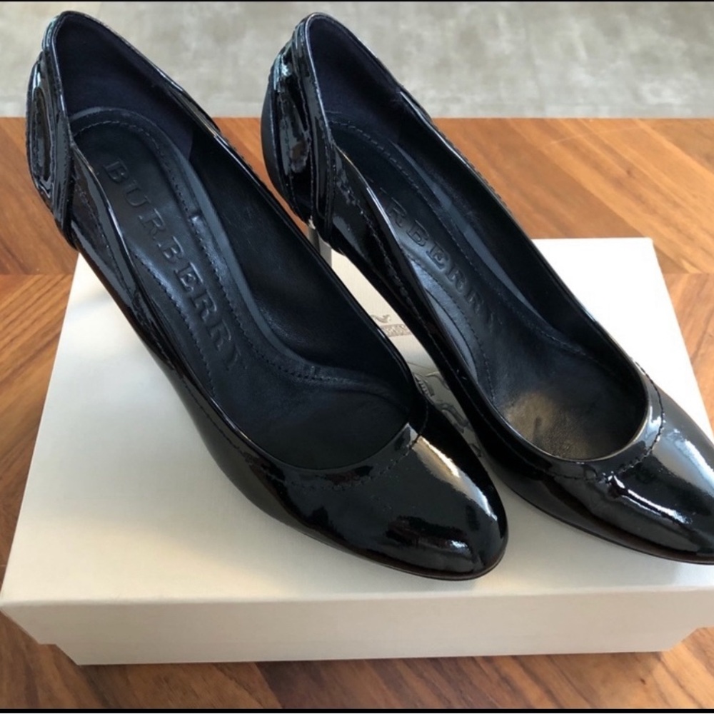Burberry Black Patent Leather Heels with Medium Heel